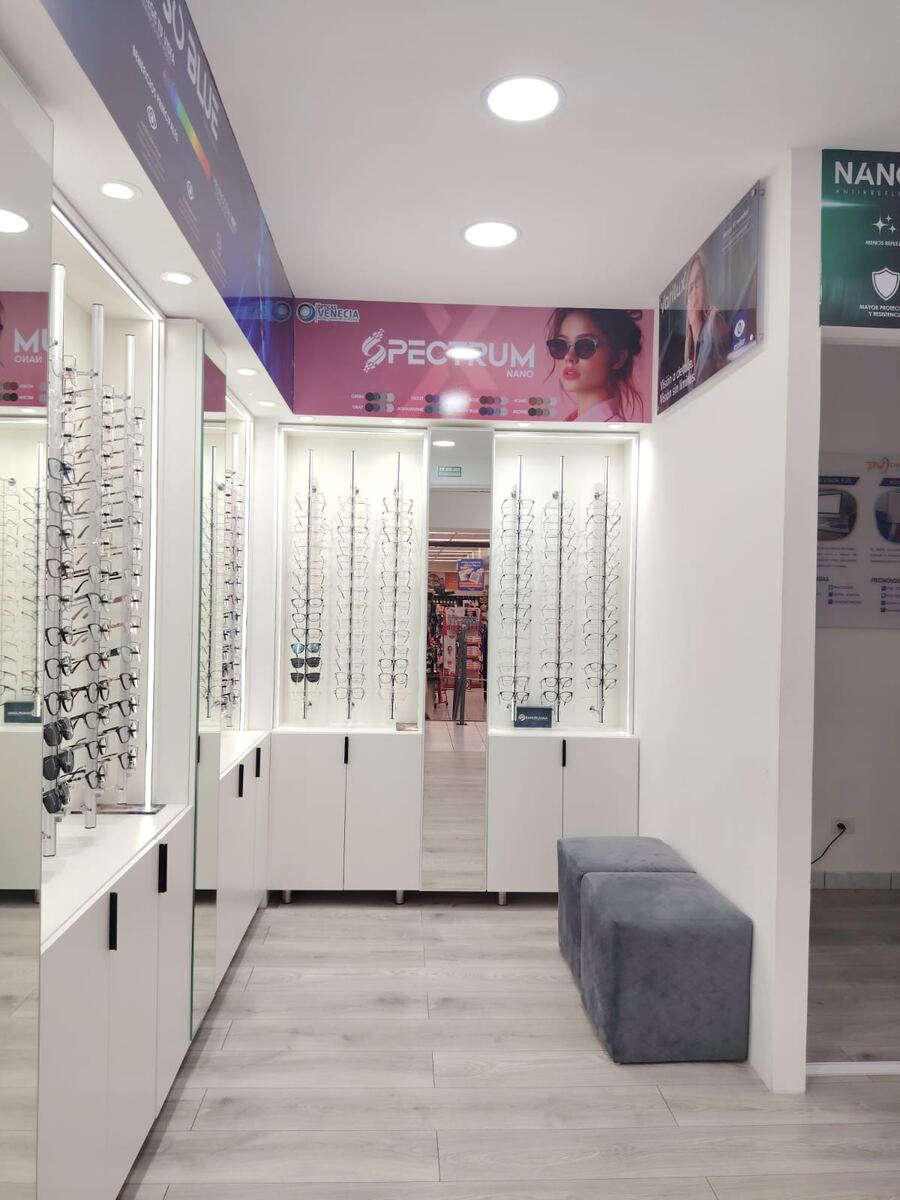 Interior de Ópticas Venecia Montúfar